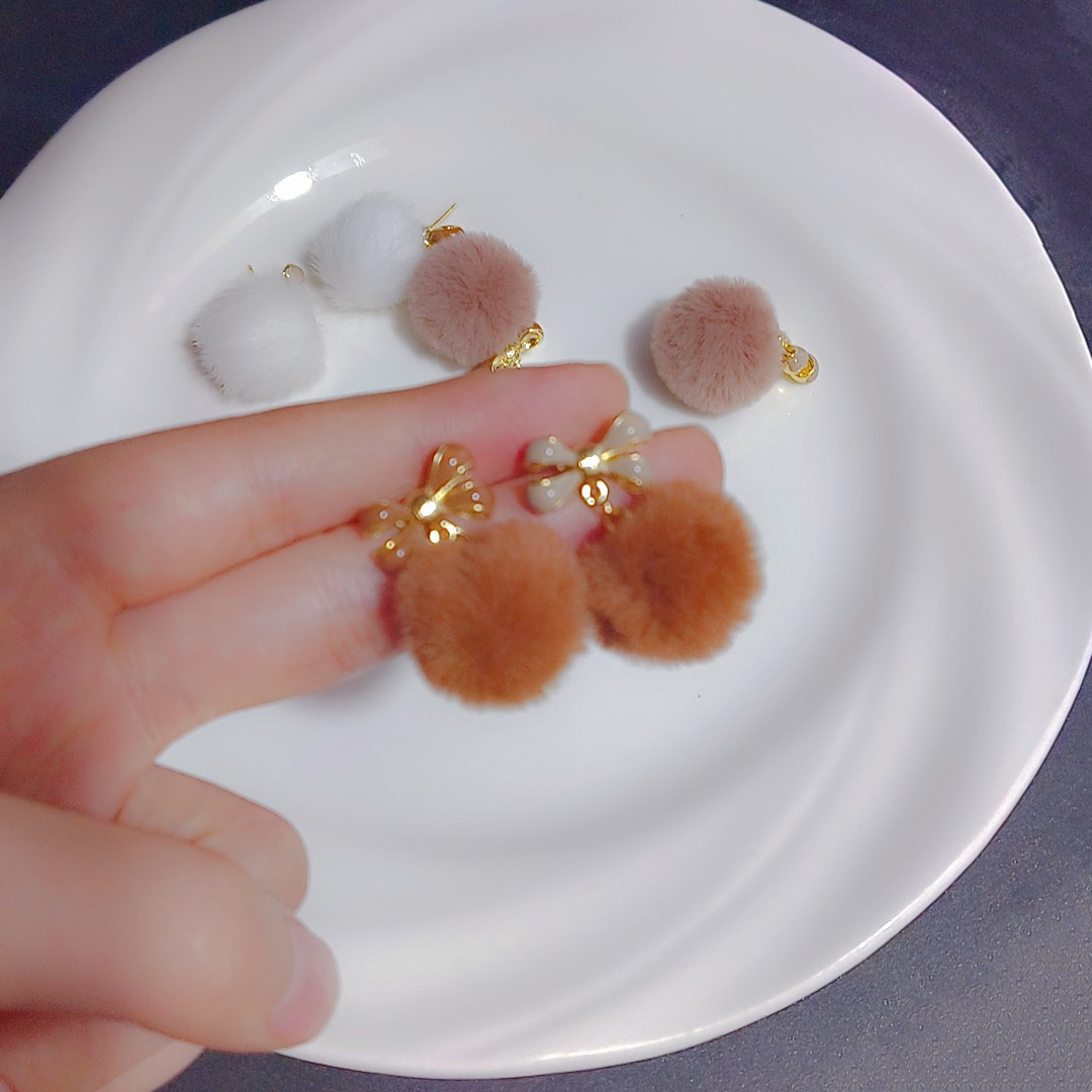 The new Maillard color series of plush earrings for autumn and winter are versatile and elegant, with gentle bow pom-pom earrings and earrings details Picture