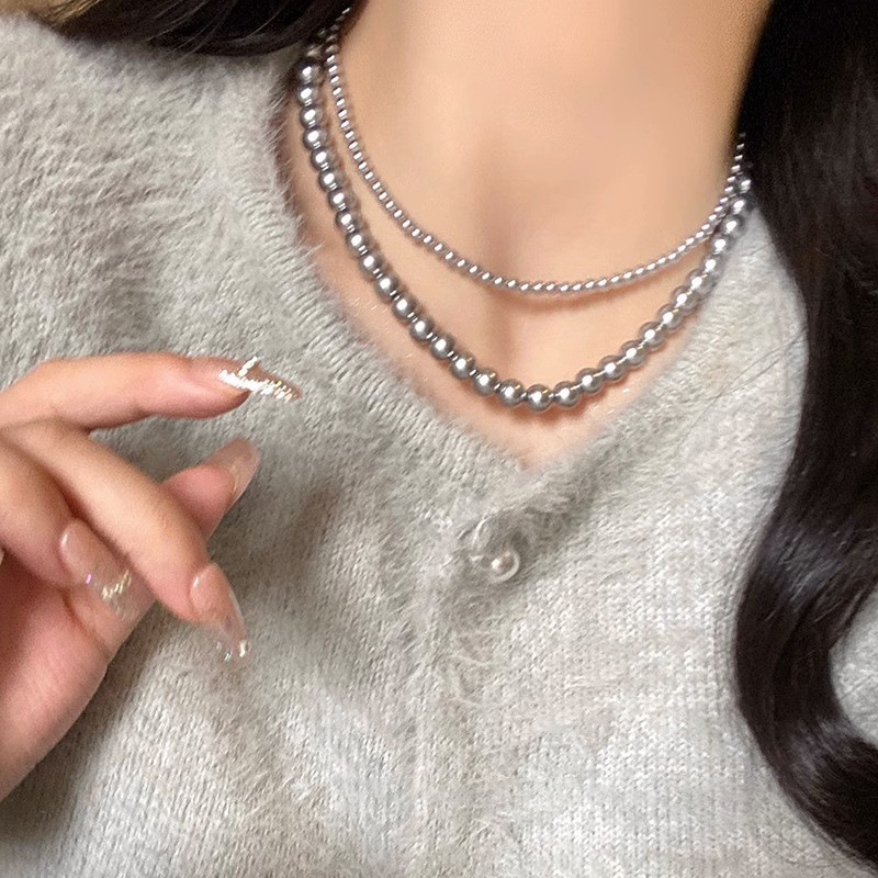 So many grey pearl necklaces, 2023 new autumn and winter sweater chain accessories, French collarbone chain full figure