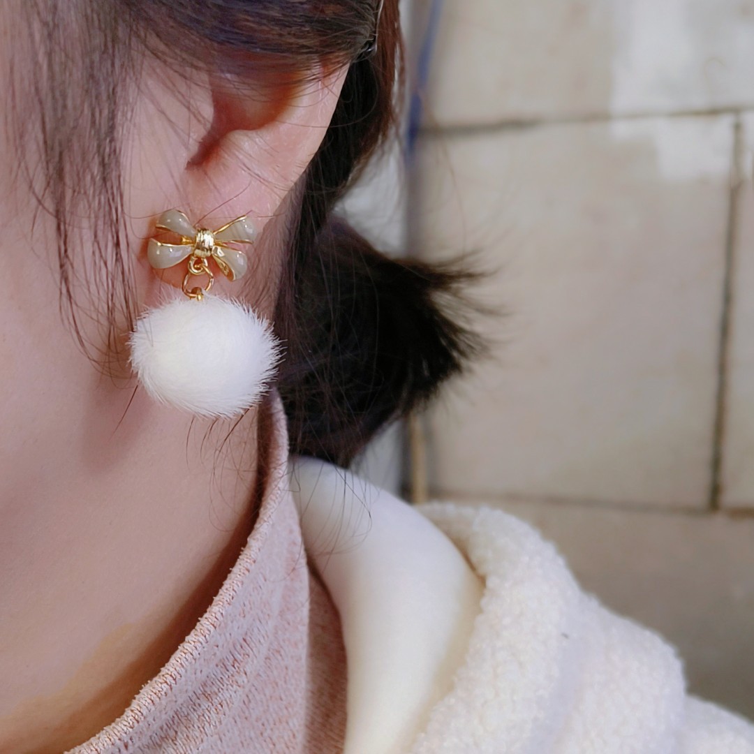 The new Maillard color series of plush earrings for autumn and winter are versatile and elegant, with gentle bow pom-pom earrings and earrings Specification drawing