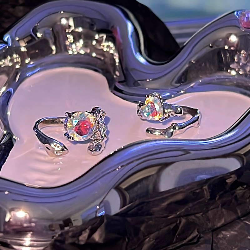 A niche design with an irregular texture and an open ring for women on Instagram, featuring a cool and fashionable style with a unique personality. It's a trendy and stylish food ring Application Scenario
