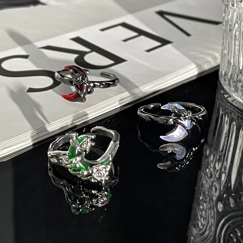 A niche design moon rose entwined dark and individualistic open ring, a unique and fashionable feminine androgynous ring for a hot girl Specification drawing