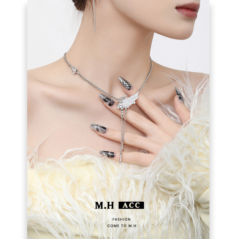 Original white wing necklace accessory for women, new fashionable ins style, versatile sweater chain, light luxury and high-end neckpiece full figure