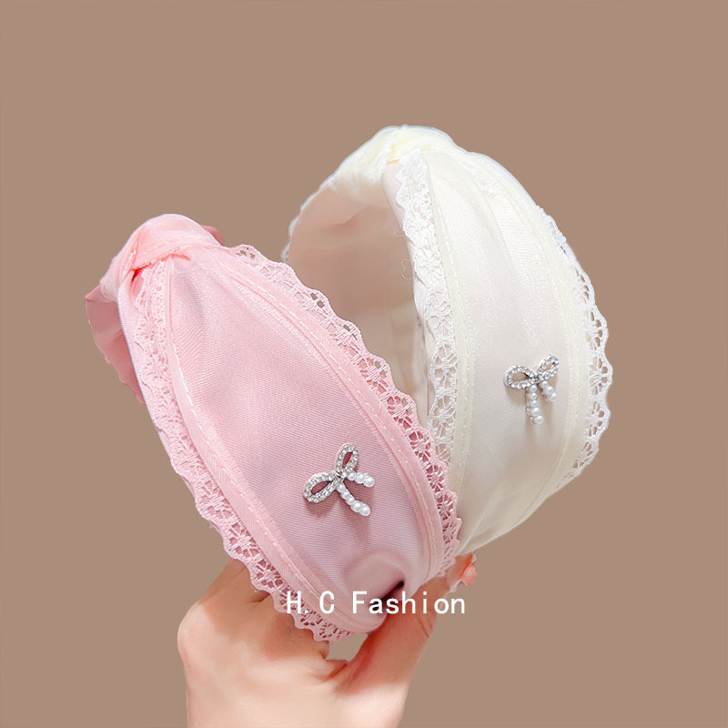 A high-end, stylish, black rice lace, wide-brimmed hairband with a touch of sophistication and elegance, and a fashionable bow for women's hair clips Application Scenario