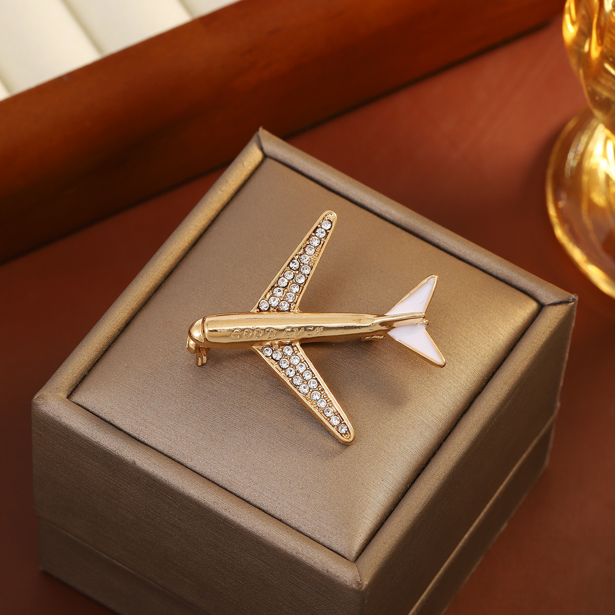 European and American unique design sense, diamond-encrusted airplane collar pin, simple and high-end style, ins style, versatile suit coat pin full figure
