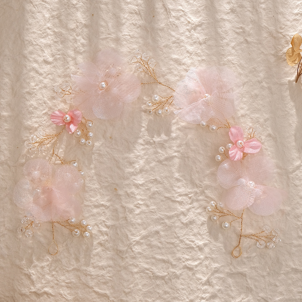 New Korean bride headband, a retro forest-themed wedding accessory, handcrafted fabric floral headwear, and a sweet updo headband Application Scenario