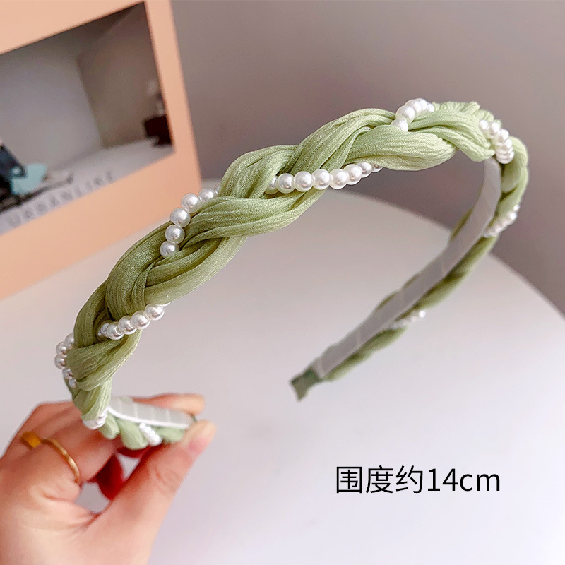 The twisted pearl hair band for women, Spring/Summer 2025, is a high-end Korean hair band with a forest-style hair tie and a fresh headband Application Scenario