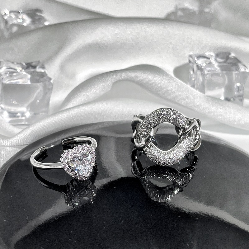 European and American full-diamond hollowed-out chain opening ring, a fashionable and niche heart-shaped geometric index finger ring for women on Instagram full figure