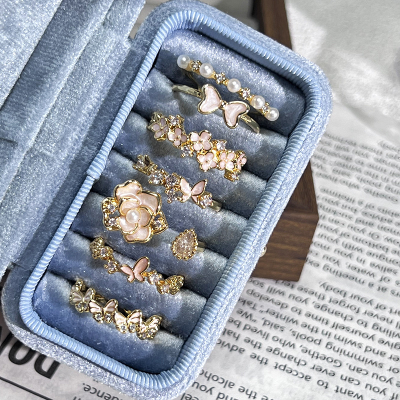A sweet and light luxury ring with a delicate fragrance, flowers, and a touch of elegance. It features a pearl enamel camellia butterfly and a versatile index finger ring Application Scenario