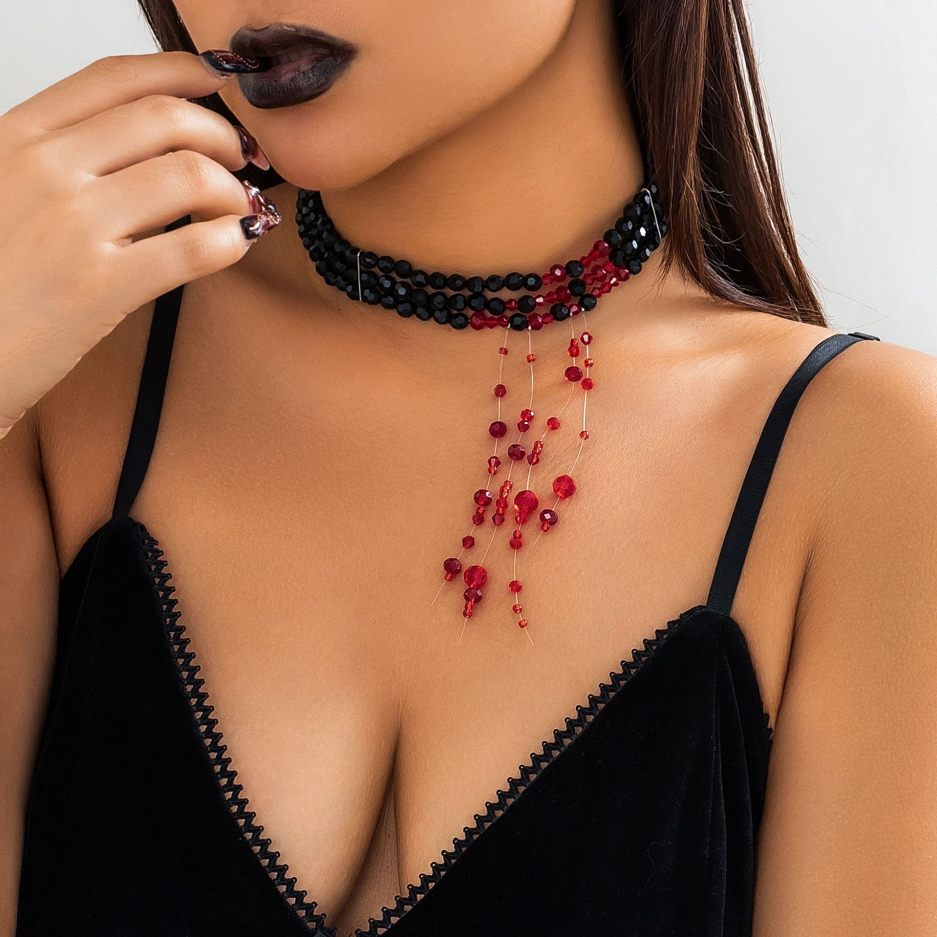 European and American Gothic style beaded necklaces, red blood drop choker necklaces, artificial blood imitation crystal tassels, Halloween decorations Specification drawing