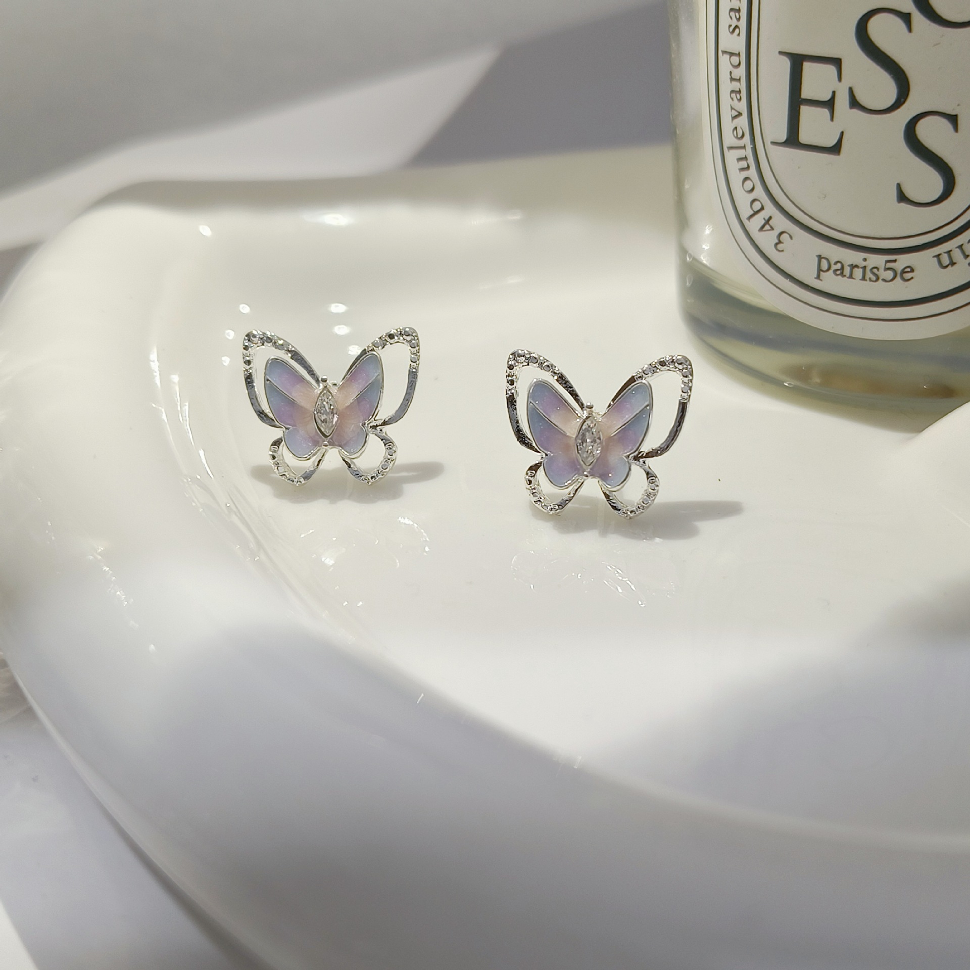 The new gradient pink and purple butterfly stud earrings for women in 2025 are trendy, elegant, sweet, versatile and have a niche design sense full figure