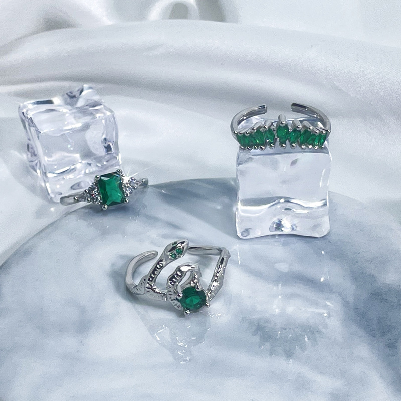 Retro snake-shaped green diamond fashionable and individual open ring, with a unique sense of sophistication and a sweet and cool style. It's an ins cold style ring full figure