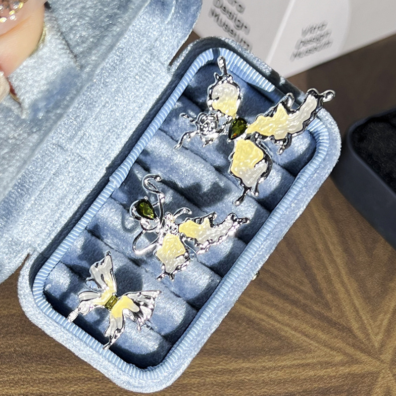 The new niche and irregular-shaped butterfly combination ring, with its unique and distinctive light yellow drip glaze color matching, is a sweet and cool ring accessory for summer Specification drawing