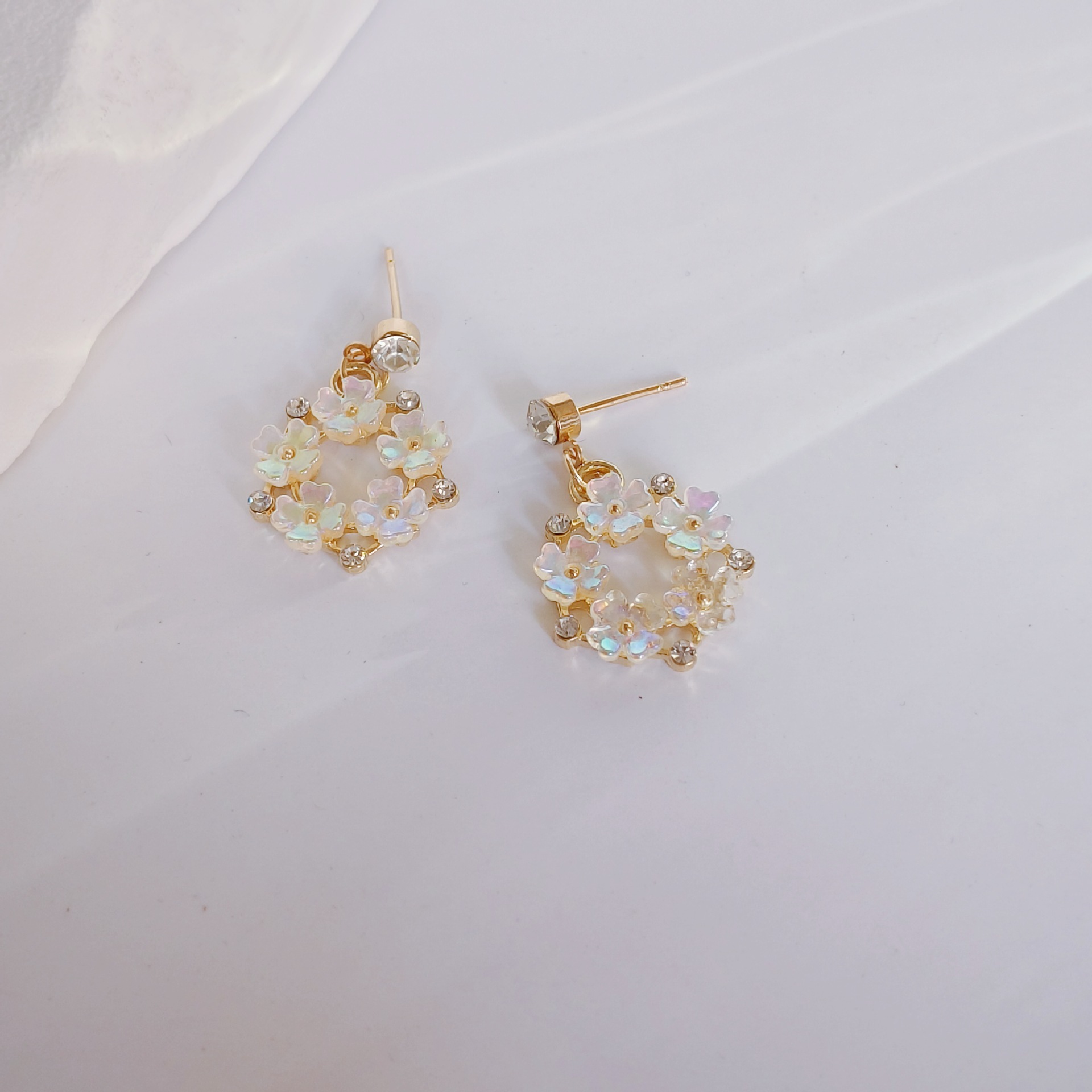 Hyuna style zircon colorful petal earrings and stud earrings, a Korean Internet celebrity on Instagram, are fashionable and sweet flower earrings and earrings Application Scenario