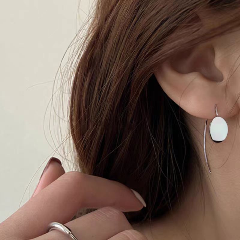 The simple golden ear-hook earrings exude a sense of elegance and sophistication. A new bestseller in 2025. Simple and niche metal earrings from Europe and America for women Specification drawing