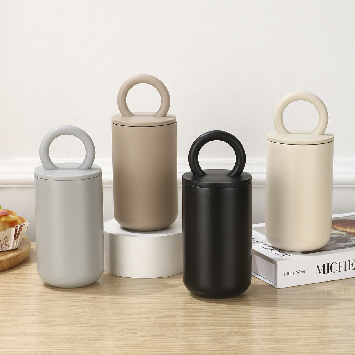 Wholesale of simple 304 stainless steel portable coffee cups, double-layer vacuum insulated cups, and portable cups with handles full figure