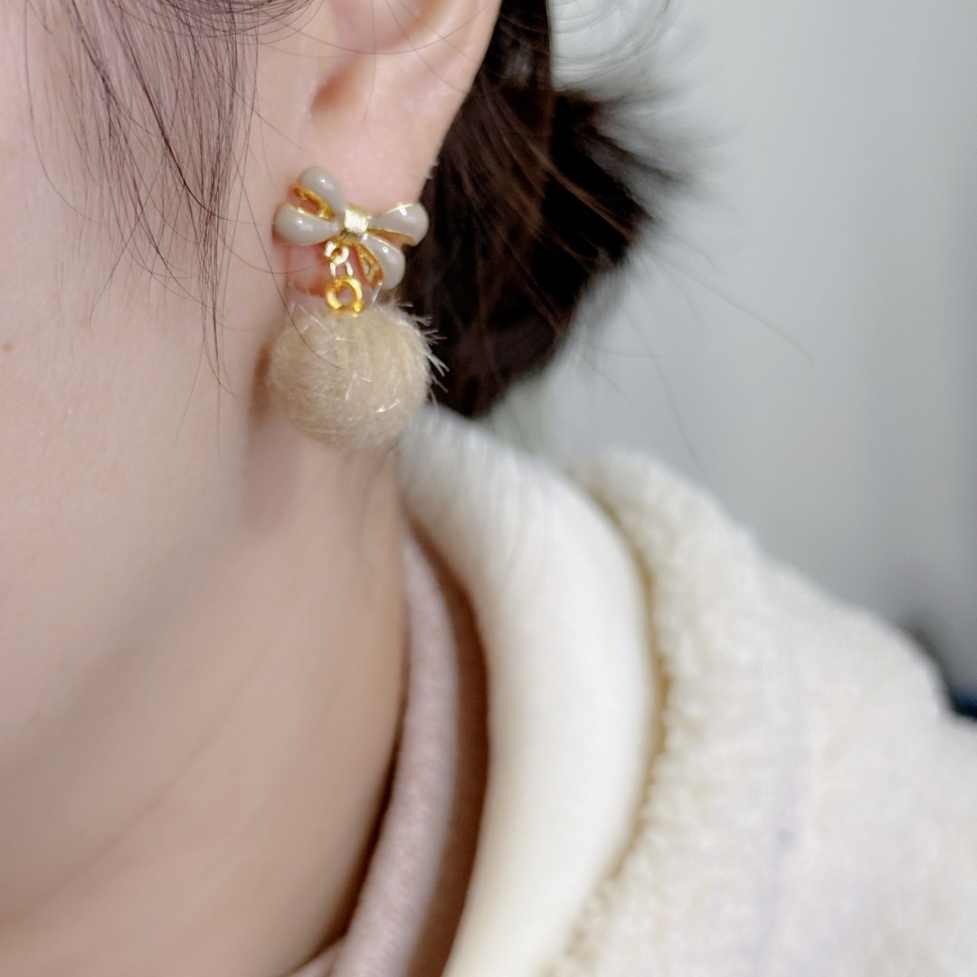 The 2025 new autumn and winter collection of hairball stud earrings for women, featuring a trendy, sweet, versatile, gentle, fashionable and high-end look full figure
