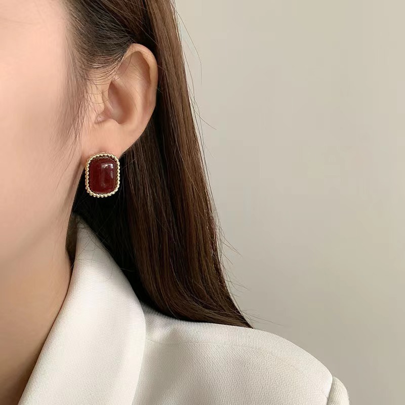 French retro stud earrings for women with a high-end feel, Ancora wine red Hong Kong-style Hepburn ins style earrings, 2025 new style ears Specification drawing