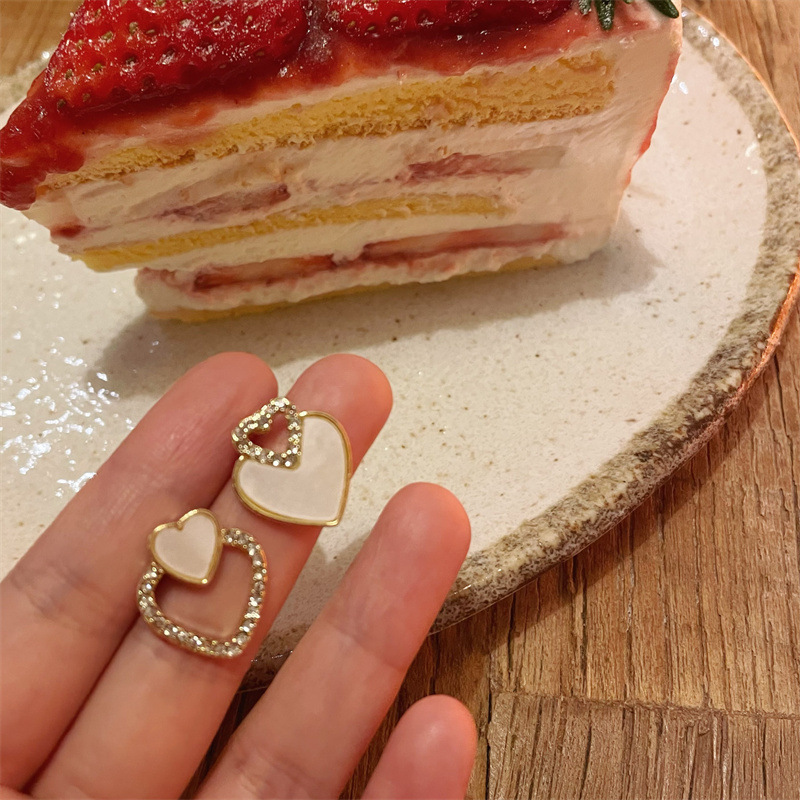 Korean gentle and sweet asymmetrical heart-shaped earrings, a niche design with a sense of sophistication and elegance, are elegant stud earrings and accessories for women full figure