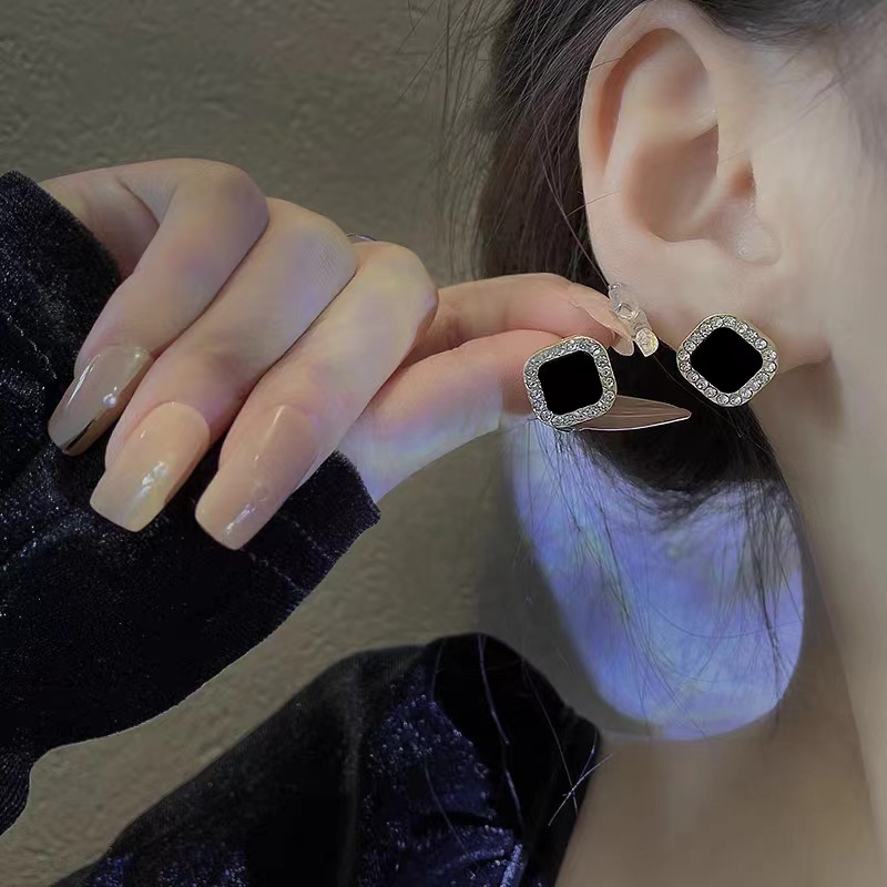 Classic black geometric micro-inlaid stud earrings for women, simple and versatile, small design sense earrings, exquisite and fashionable, cold style ears details Picture