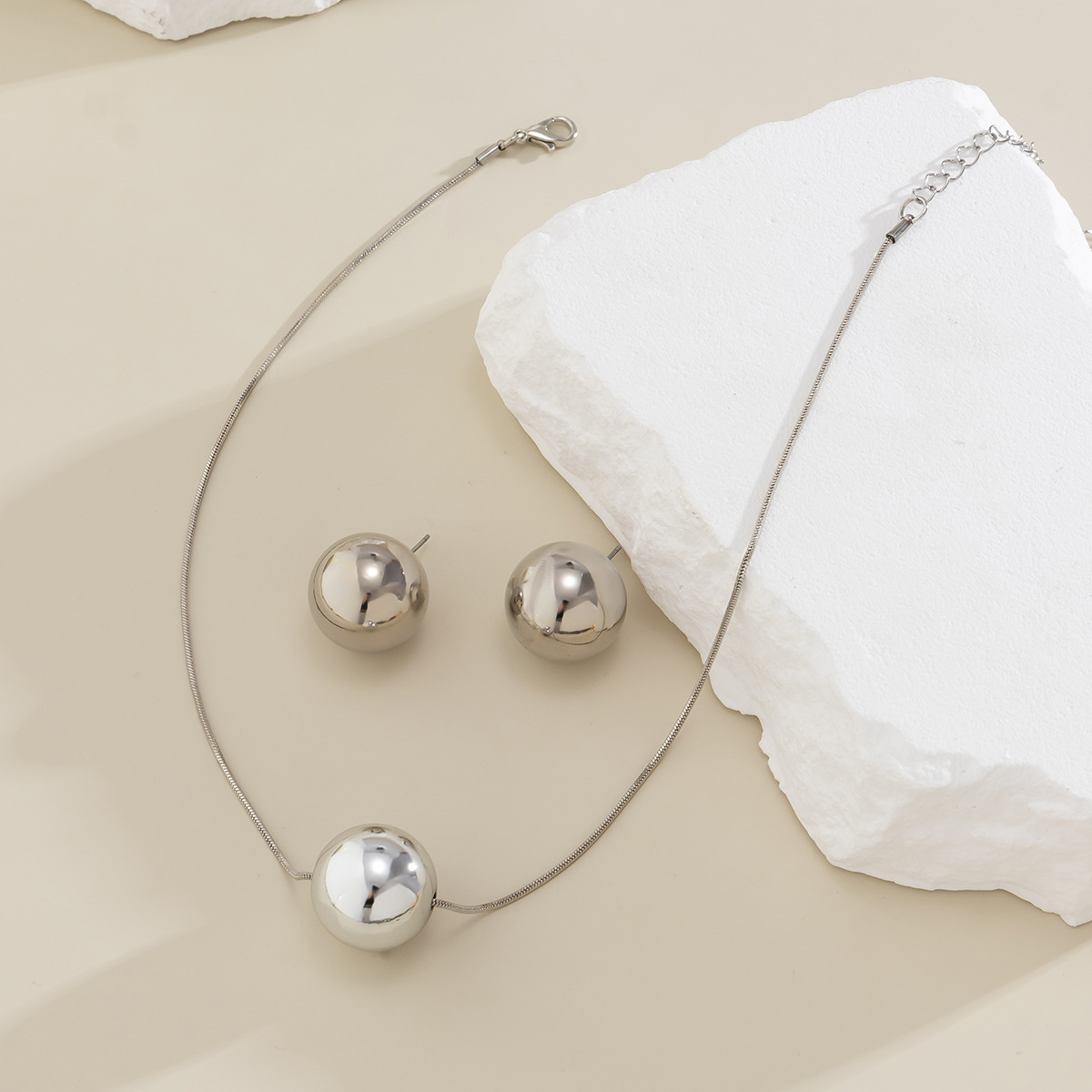 European and American cross-border accessories: simple snake bone chain geometric round bead necklace, versatile and niche punk spherical collarbone chain for women Application Scenario
