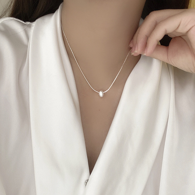 Cold and minimalist pearl necklace for women, a new 2023 light luxury and niche style neckchain and collarbone chain full figure