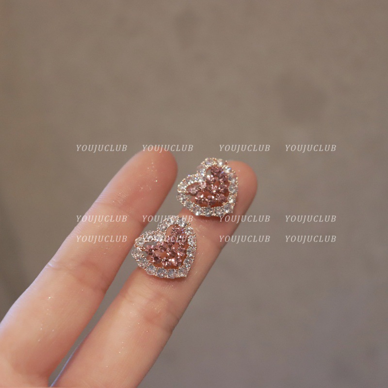 Korean niche design S925 silver needle pink heart-shaped earrings, simple and elegant autumn earrings, light luxury ladylike stud earrings full figure