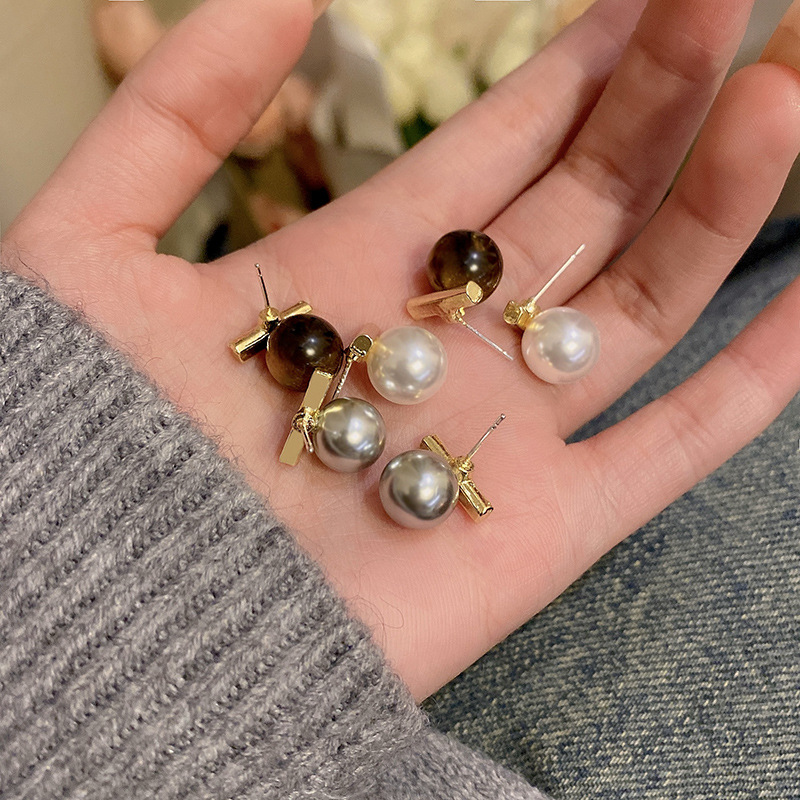 925 Silver needle grey round pearl stud earrings for women in an ins style, exuding a high-end and versatile charm. Wholesale of trendy and popular earrings for Internet celebrities full figure