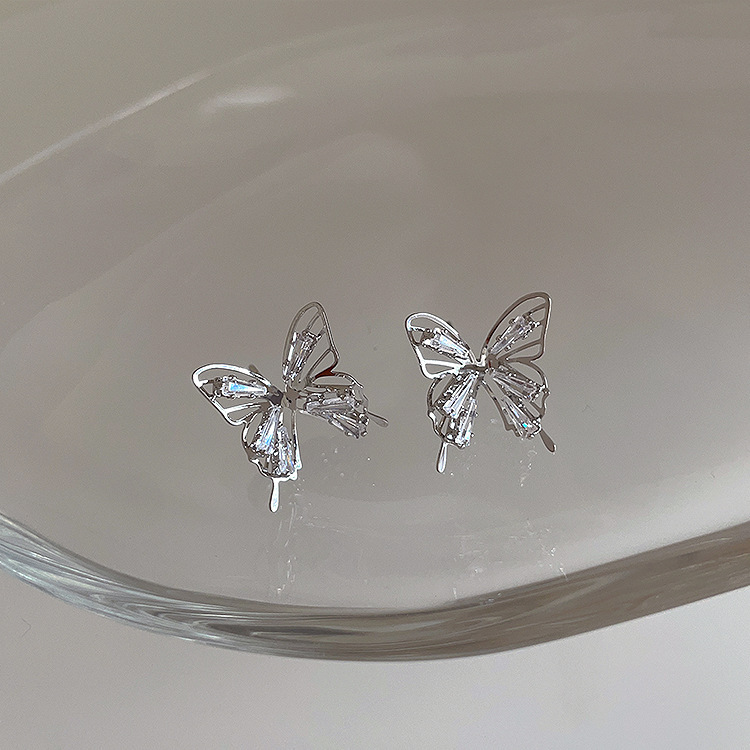Super ethereal and lively ~ Elegant hollowed-out butterfly stud earrings designed by a gentle and refined lady on Instagram. Zircon earrings and silver needles Specification drawing