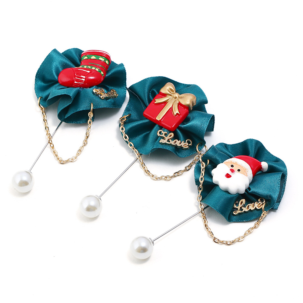 Korean version cute Santa Claus fabric brooch, simple and elegant one-shoulder pearl sweater accessory, suitable for both men and women full figure
