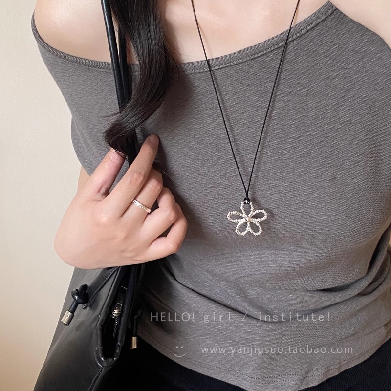 This Korean minimalist inS-style metal silver flower pendant necklace is a fashionable, versatile and high-end long necklace for women Specification drawing