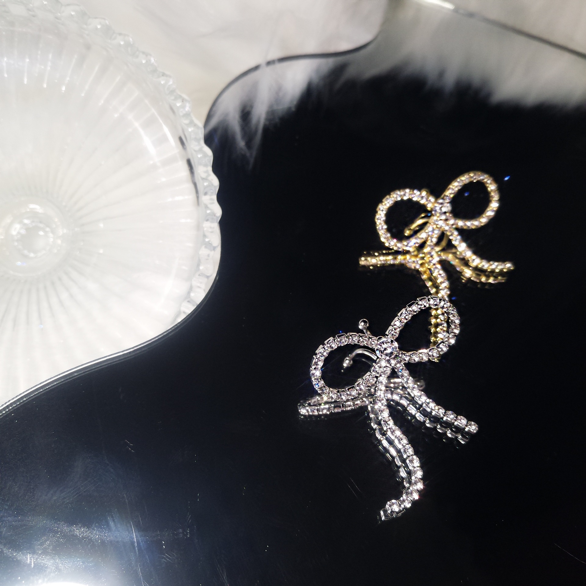 "Stunning!" Yang Kaiwen's same super ethereal full diamond bow ear bone clip, forest-style versatile ear clip without ear holes for women Application Scenario