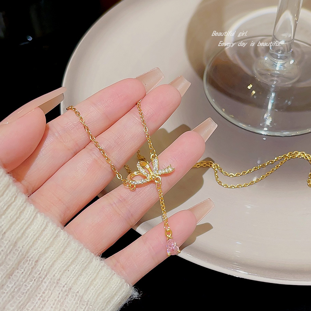 A niche design butterfly necklace, a fashionable titanium steel collarbone chain sweater chain worn by a female Korean Internet celebrity, and a personalized accessory full figure