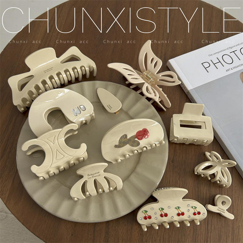The high-end acetate milk white series of hair clips, fashionable scratch-off clips, French elegance, versatile, and the little fragrant shark clip for women full figure