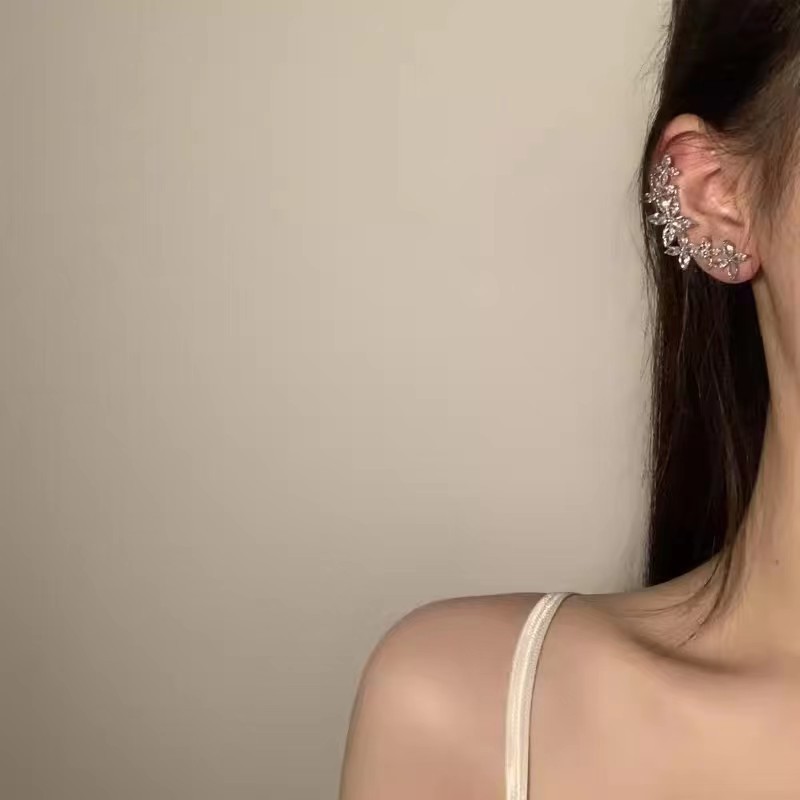 A light luxury, high-end, shiny zircon flower ear stud and ear clip one-piece Korean fashion, versatile and personalized earrings that are popular on the Internet full figure