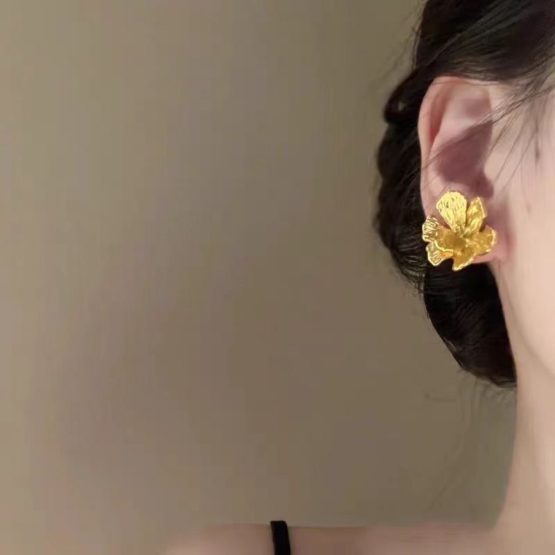 "Flowers bloom and prosperity ~ Retro and unique golden flower earrings, gentle and elegant, niche stud earrings, simple and Instagram influencer earrings. Specification drawing