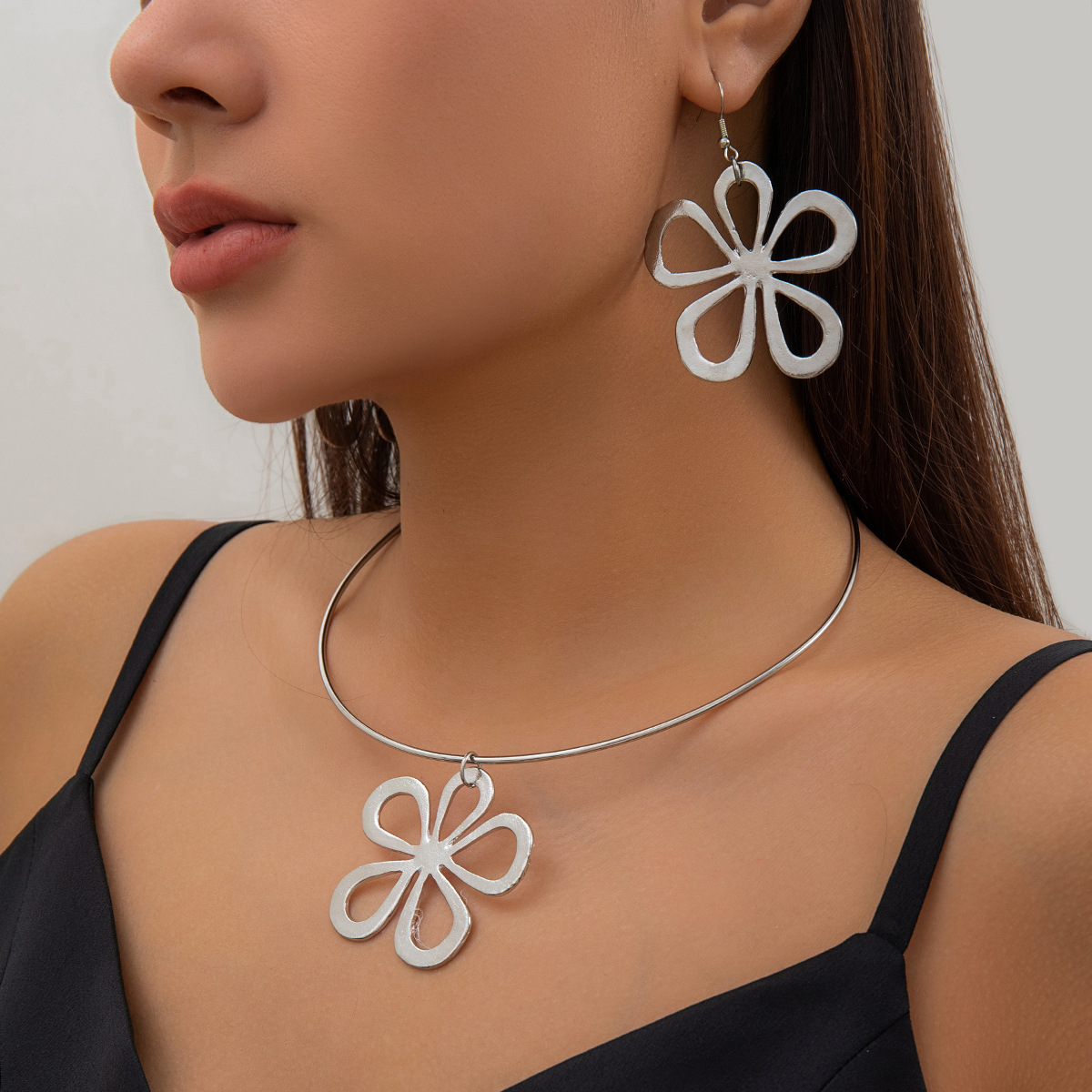 European and American cross-border accessories retro flower female personality black rope necklace niche hollowed-out flower versatile necklace full figure