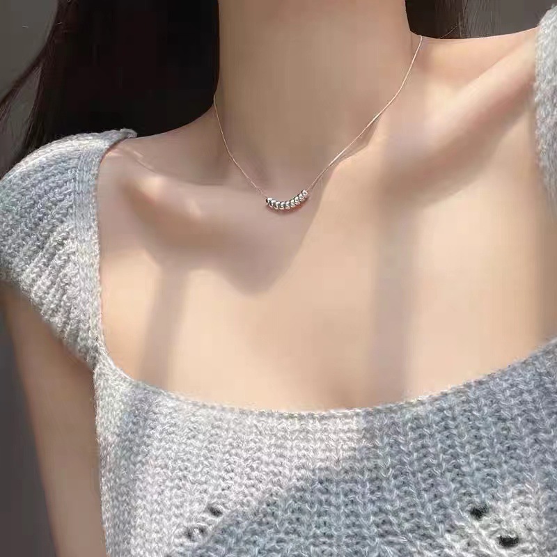 The 2023 new style of small bead fine necklace for women's summer, simple, light luxury and niche design, collarbone chain on Instagram full figure
