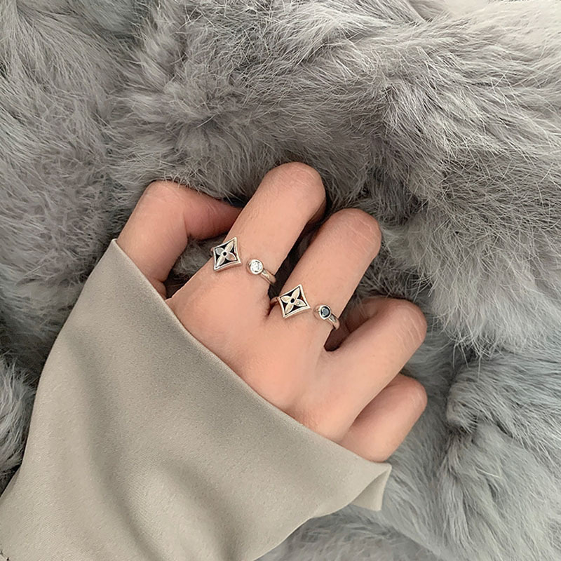Retro and light luxury cross-flower ring, Instagram women's hollowed-out with diamonds, aged and cold trend, niche design, Internet celebrity personality Specification drawing