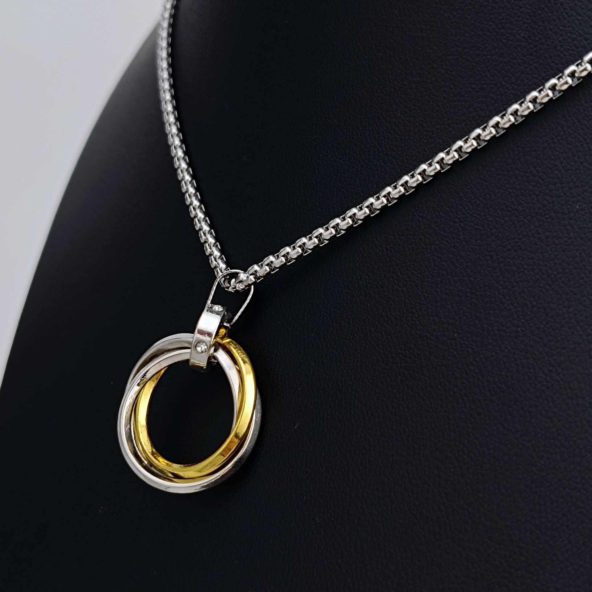 European and American stainless steel three-ring necklace, simple titanium steel pendant wholesale, couple's interlocking trendy sweater chain Application Scenario