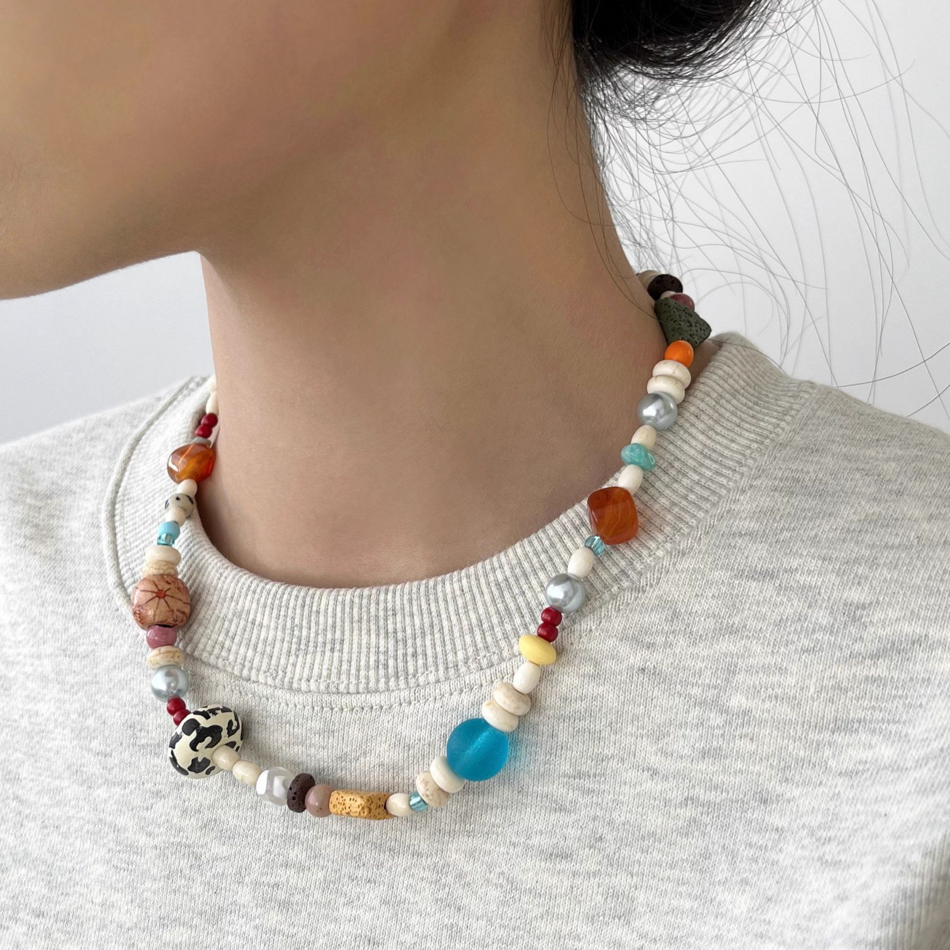 French retro spring/summer color vintage oil painting women's retro stone bead necklace, women's handcrafted rice bead collarbone chain details Picture