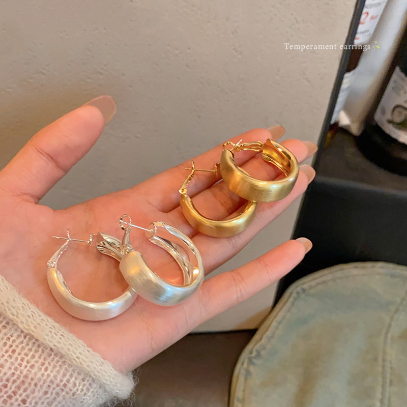 Brushed matte ring gold earrings for women, light luxury and high-end feel, unique ear rings and stud earrings, new 2025 autumn and winter earrings full figure