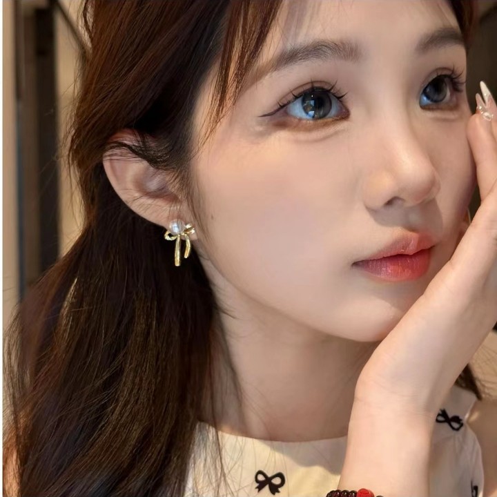 A trendy and high-end look, two pairs of bow pearl stud earrings, Korean style, light luxury, sweet and elegant, niche earrings and earrings for women Application Scenario