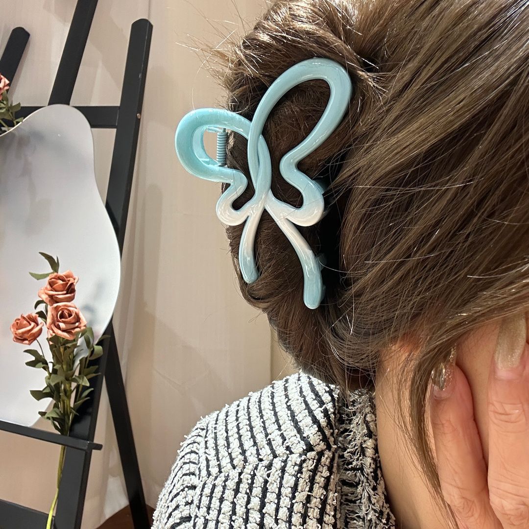 2025 New dopamine gradient hairpin, stylish and girlish, with a super large shark clip at the back of the head Application Scenario
