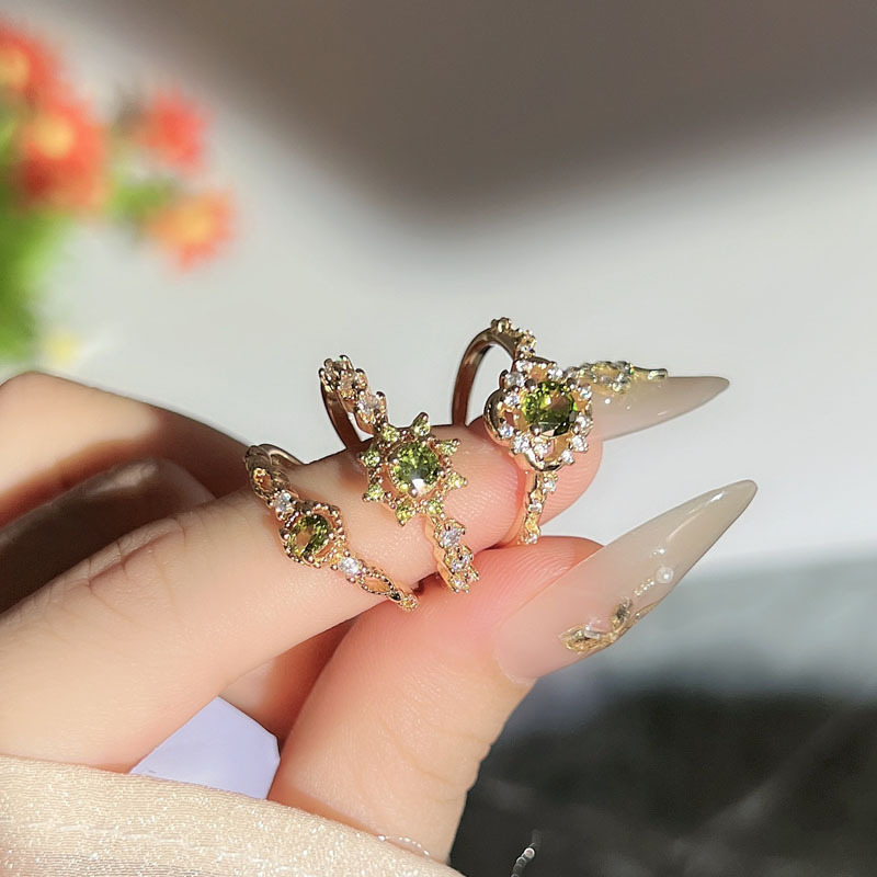 Retro champagne gold, forest-themed olive green diamond layered ring for women, small small diamonds, unique and elegant, high-end ring trend full figure