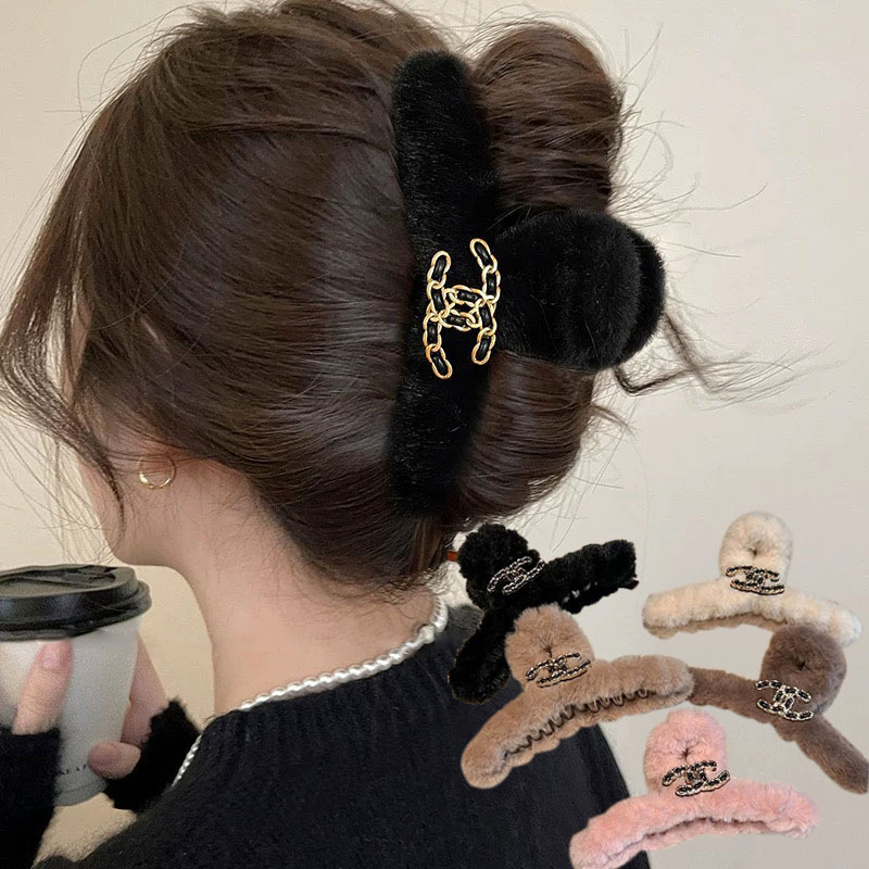 Small chanel-style plush hair clip, large hair volume, new autumn and winter shark clip, ins high-end hair accessory and headwear details Picture