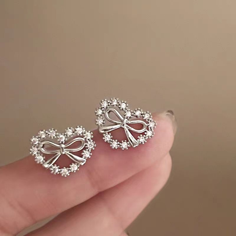 New Korean version sweet and elegant bow stud earrings for women, high-end zircon heart-shaped earrings for commuting, light luxury earrings Application Scenario