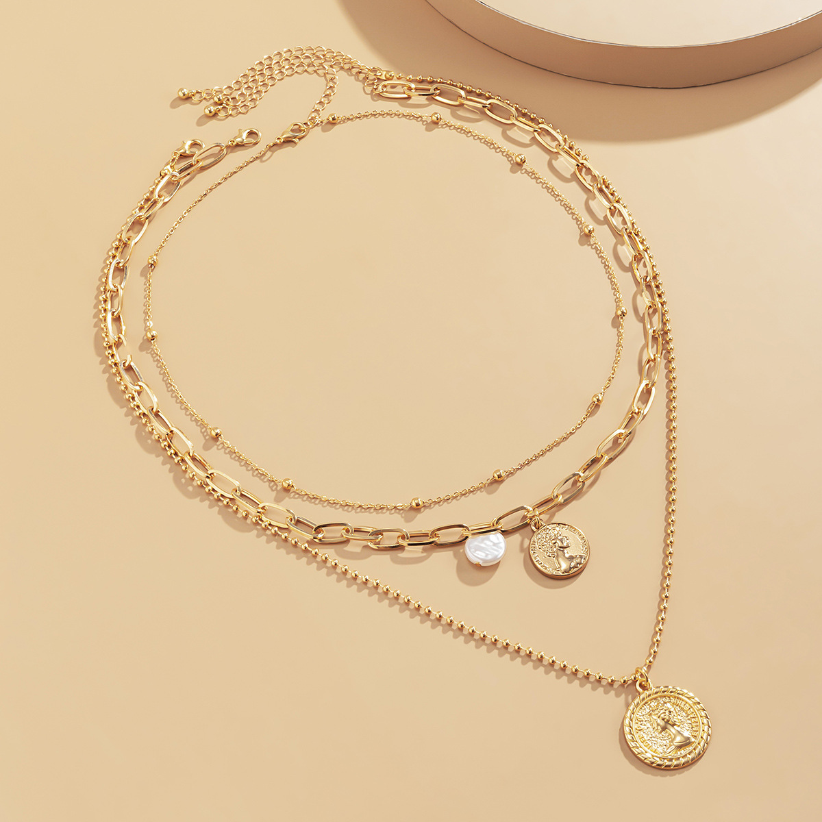 European and American cross-border accessories: Simple Baroque portrait relief necklace, female irregular-shaped imitation pearl round bead chain, neck chain Application Scenario