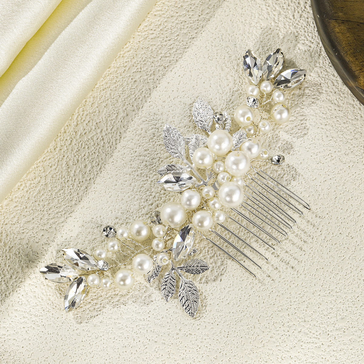 A new handcrafted bride's hair comb for foreign trade, a photo style wedding bun, a beautiful silver leaf pearl insert comb Specification drawing