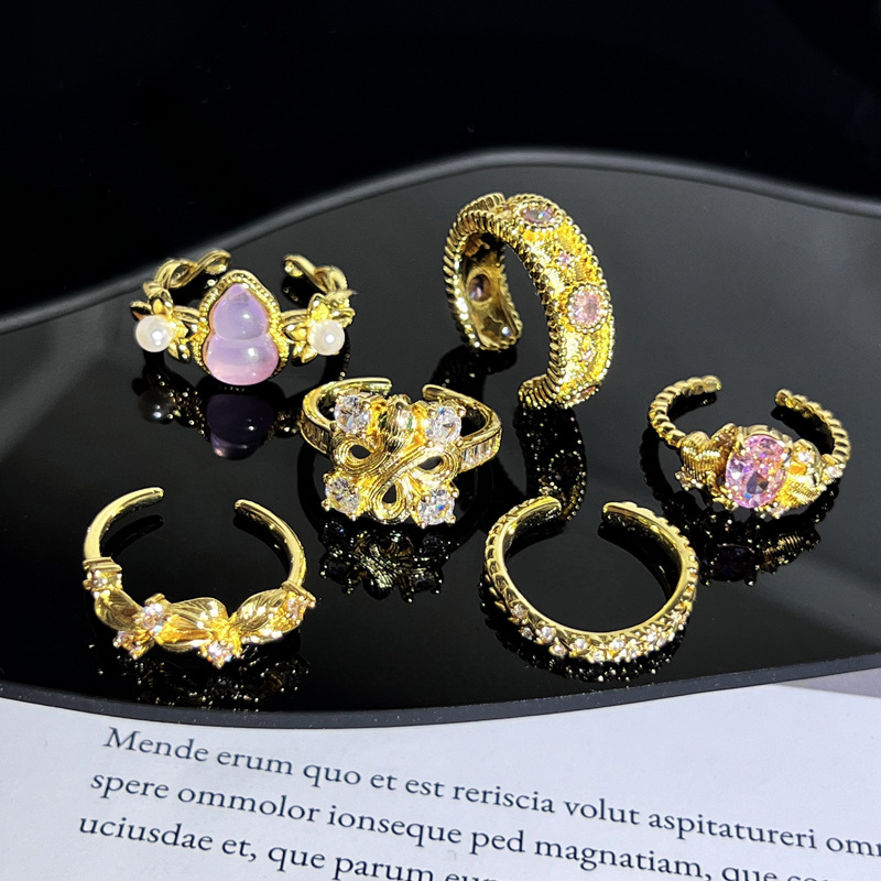 A light luxury ring with a court-style Italian weave pattern, gold brushed iris, and a sweet and cool ring with a transparent gourd and pink diamonds details Picture