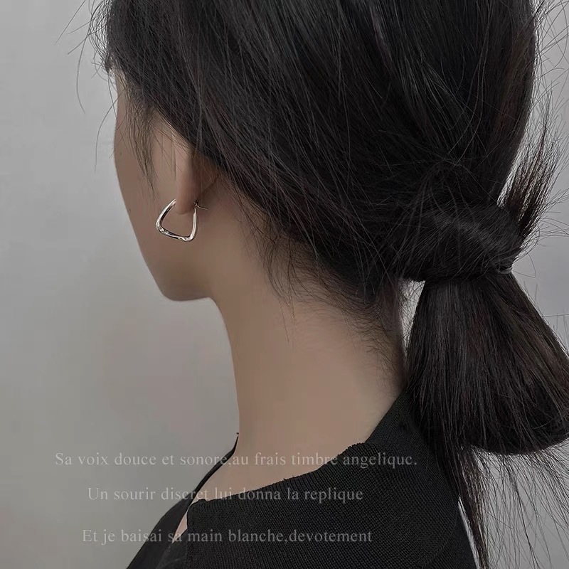 Elliptical trapezoidal geometric irregular earrings for women, simple and individual earrings, niche design sense, high-end light luxury stud earrings Application Scenario